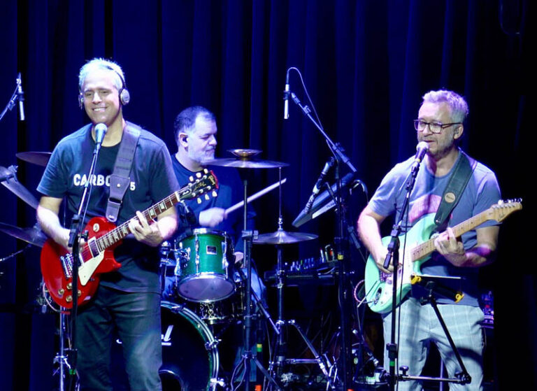 Carbono 5 faz show-festa, na Vila Madalena, em São Paulo