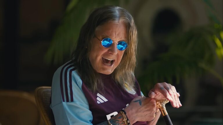 Ozzy vê seu time do coração Aston Villa se classificar e ainda ganha mosaico gigante em sua homenagem