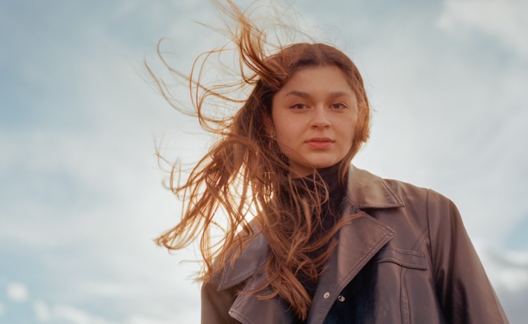 Diana Omar resgata nostalgia indie dos anos 90 em single “Matching Your Energy”
