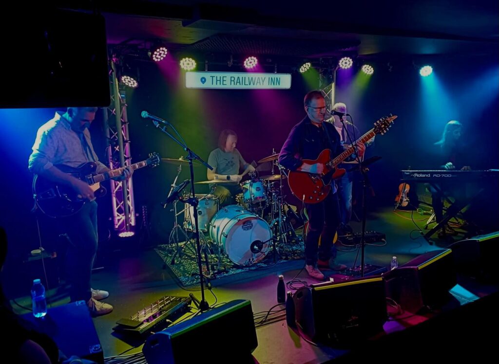 Simon Maggs & People Like Us lança single “Josef K”
