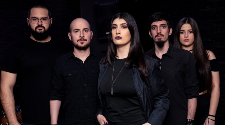 Santa Cora lança seu álbum de estreia, “Elementum”, acompanhado de lyric video para a faixa “Colorful Clouds”