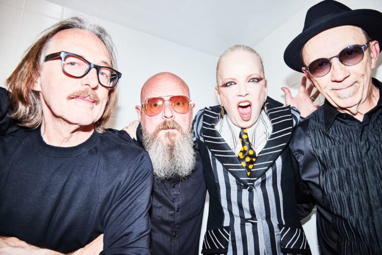 Garbage confirma turnê brasileira com L7 em 2025