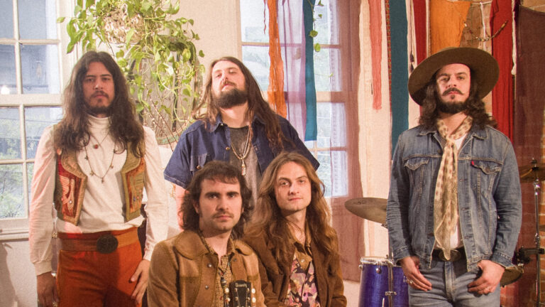 Hurricanes mantém energia rock & roll em novo álbum “Back To The Basement”