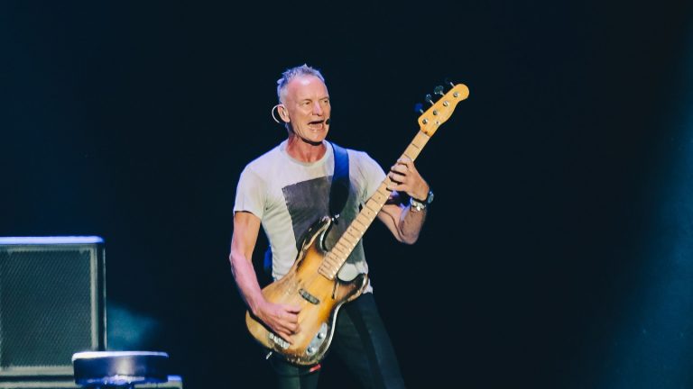 Sting desfila hits do The Police e de sua carreira solo em uma noite quente em São Paulo