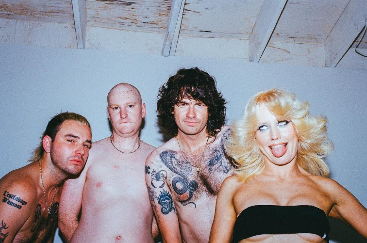 Amyl and the Sniffers lança “Cartoon Darkness”, seu terceiro álbum de estúdio