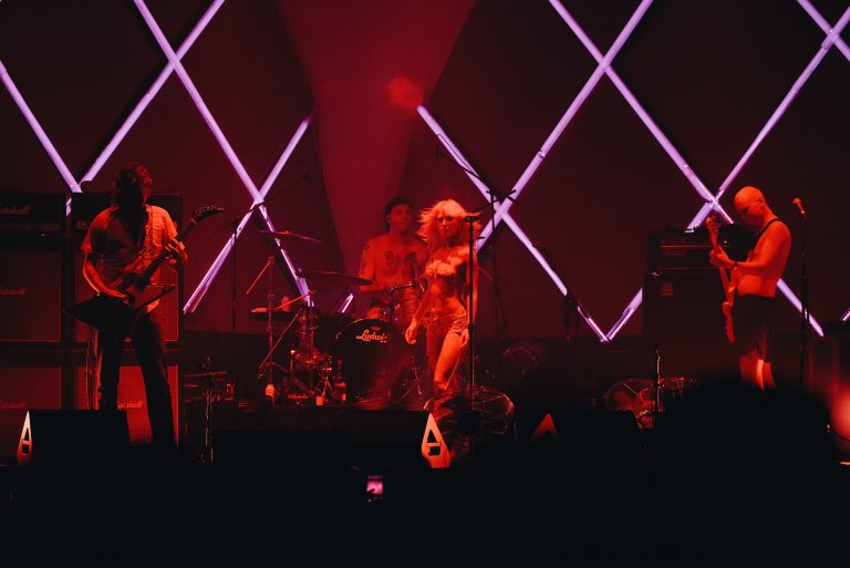 Amyl and The Sniffers: A performance irreverente e politicamente incorreta que conquistou São Paulo