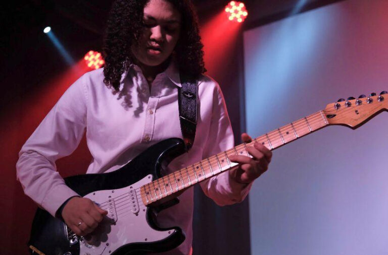 Eric Clapton Tribute: Jovem guitarrista de 18 anos, Gabi Anias anuncia shows em homenagem ao mestre do Blues Rock