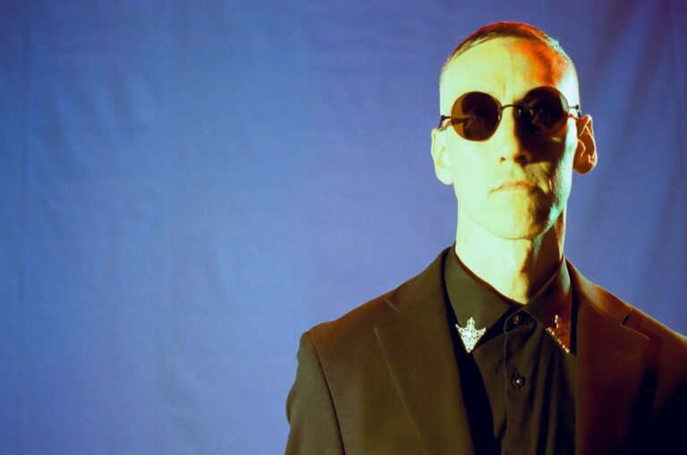 Twice Dark: projeto de post punk/dark wave lança single “Time Traveller”
