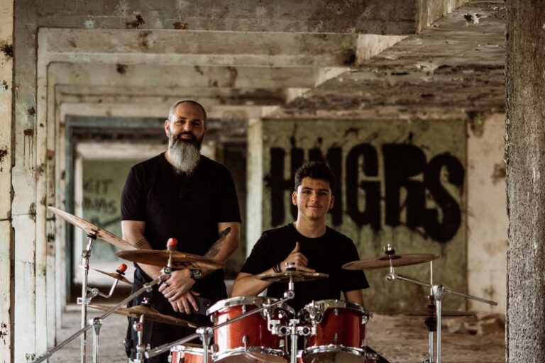 Hungrs: projeto entre pai e filho lança o álbum de estreia, Simbiose