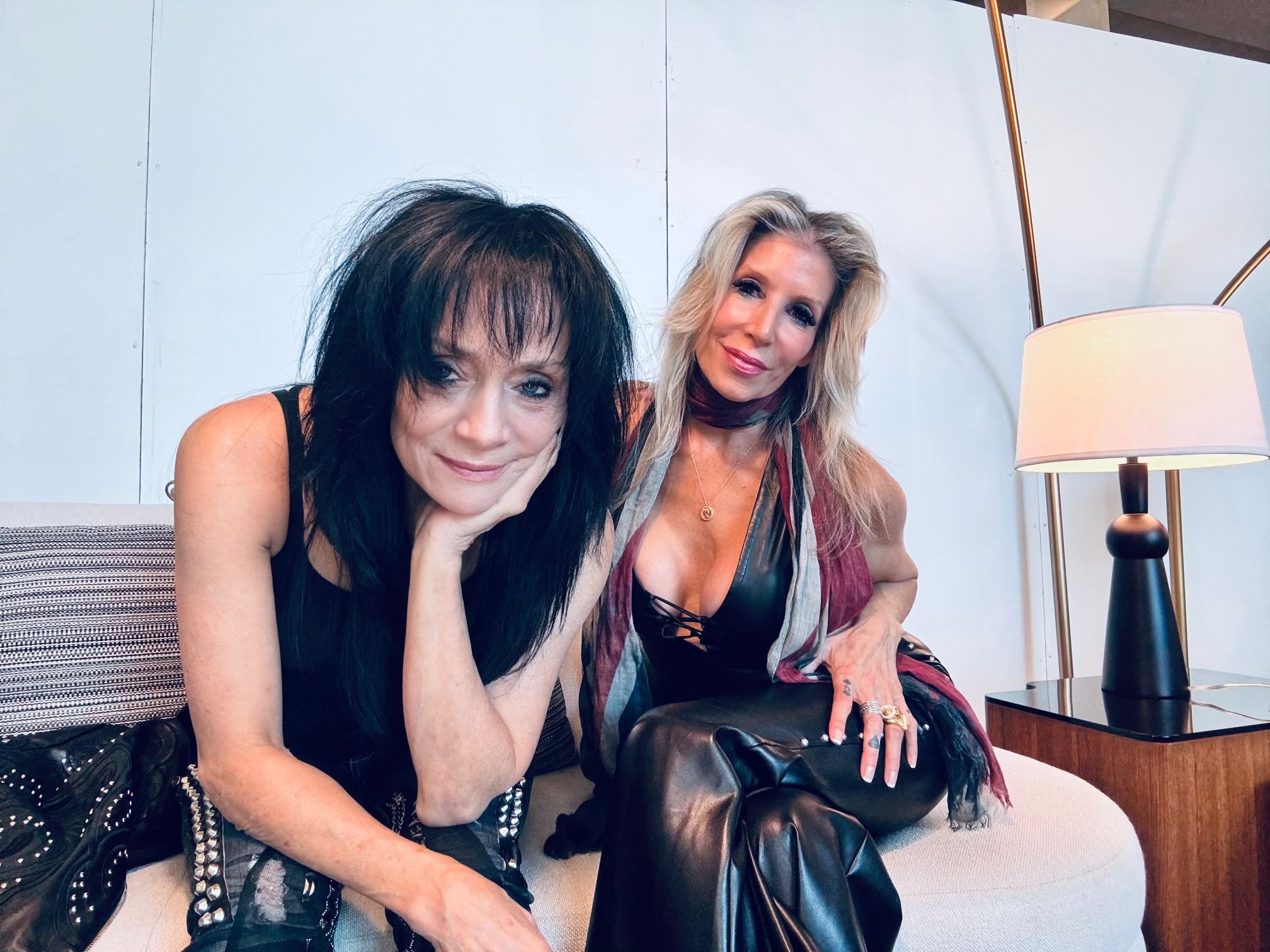 Leather Leone e Lorraine Lewis (Femme Fatale) preparam faixa surpresa