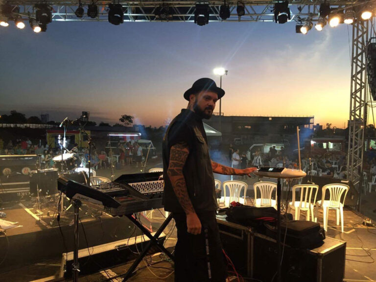 Paumgartten estreia em carreira solo em show com NoSunnyDayz