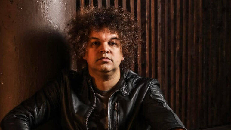 Peter Wilson explora reflexões profundas em seu novo single “Mirror”