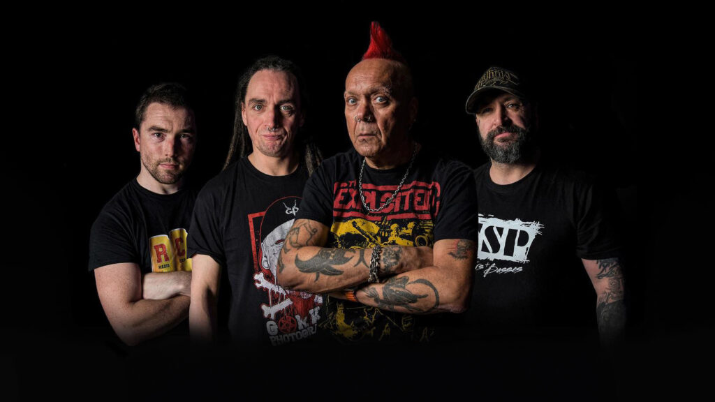 Wattie Buchan, vocalista do The Exploited, desmaia no palco durante show na Alemanha