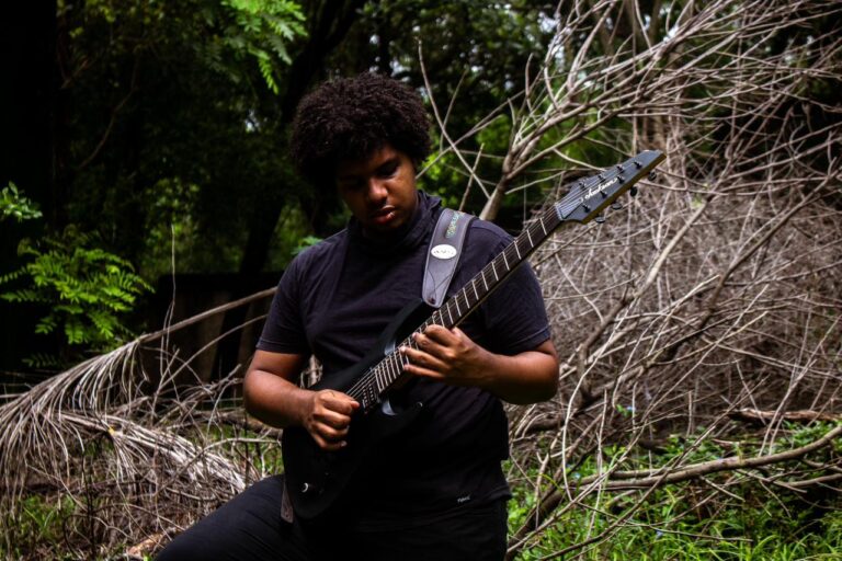 Kauã Clemente lança “Chaos Feelings” após conseguir bolsa de estudo com Kiko Loureiro