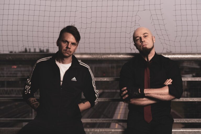 Inside Her inova no synth metal com novo single; Ouça “Dusty Pink”