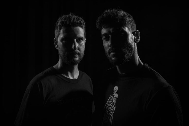 The Blackwall lança álbum de estreia “Spooky Tunes and Haunting Stories”