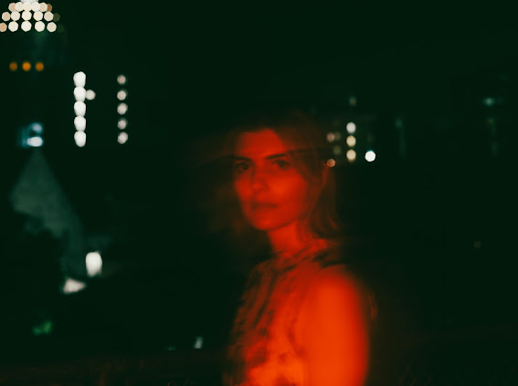 Olivia Elizabeth Basar resgata rock dos anos 90 em single “Close to Me”