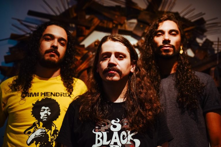 Overfuzz celebra 15 anos com primeiro disco cantado em português