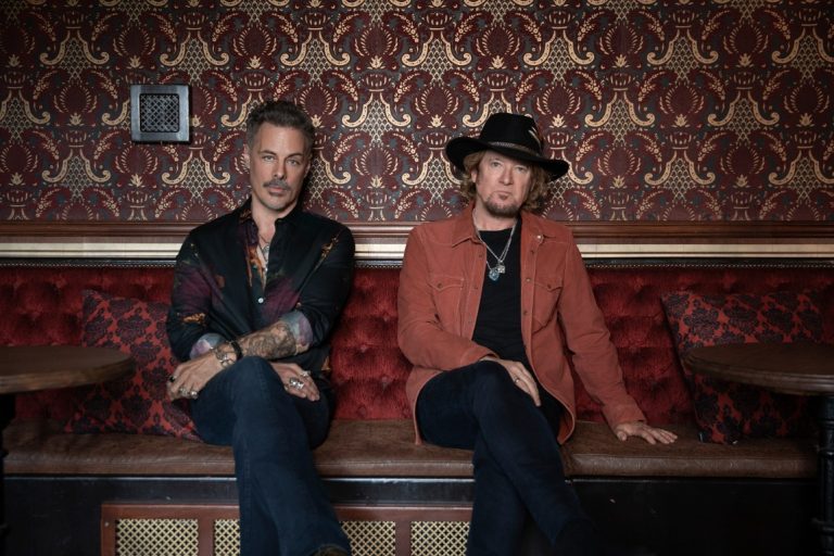 Adrian Smith e Richie Kotzen lançam o novo single “Black Light”