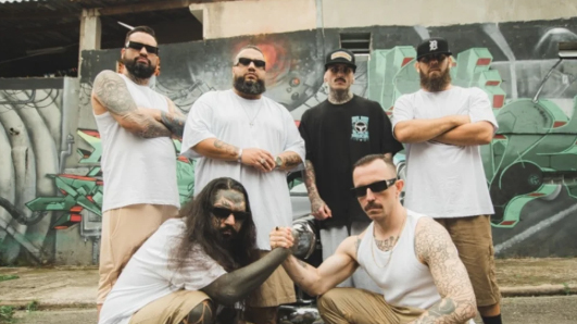 Sujera lança o álbum “East Side Bomba” e o videoclipe de “Não Fica Um”