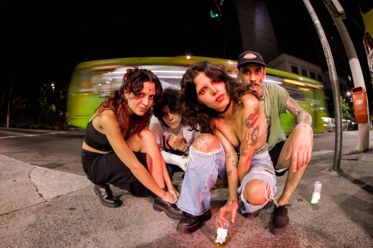 Klitoria lança novas músicas antes do show com Amyl and the Sniffers