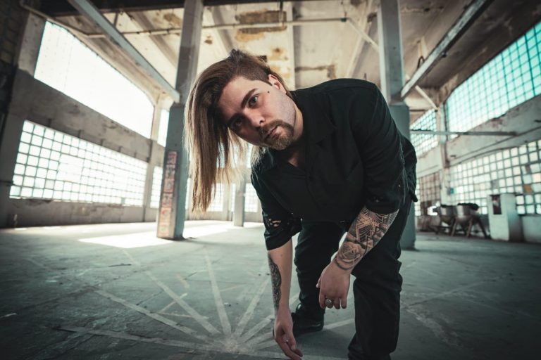 Krad lança clipe de “Visualize” com referências ao Metal moderno e produção de peso