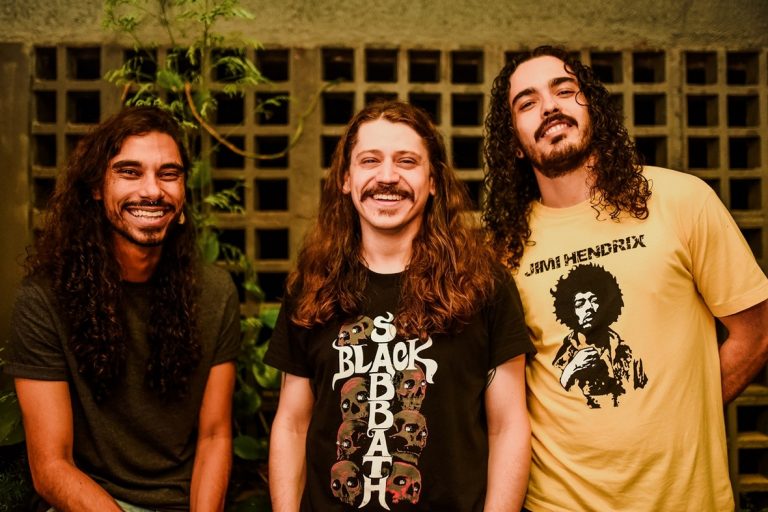 Overfuzz canta em português no álbum Três, com intensa expressão criativa