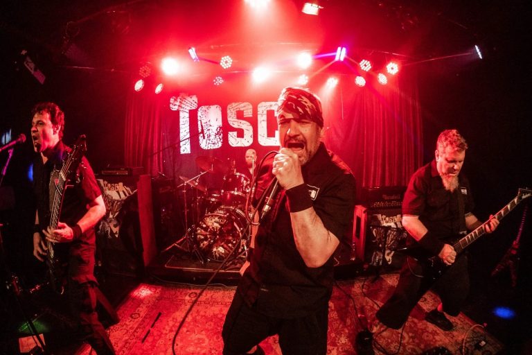Tosco empunha o facão afiado em novo e violento álbum ao vivo