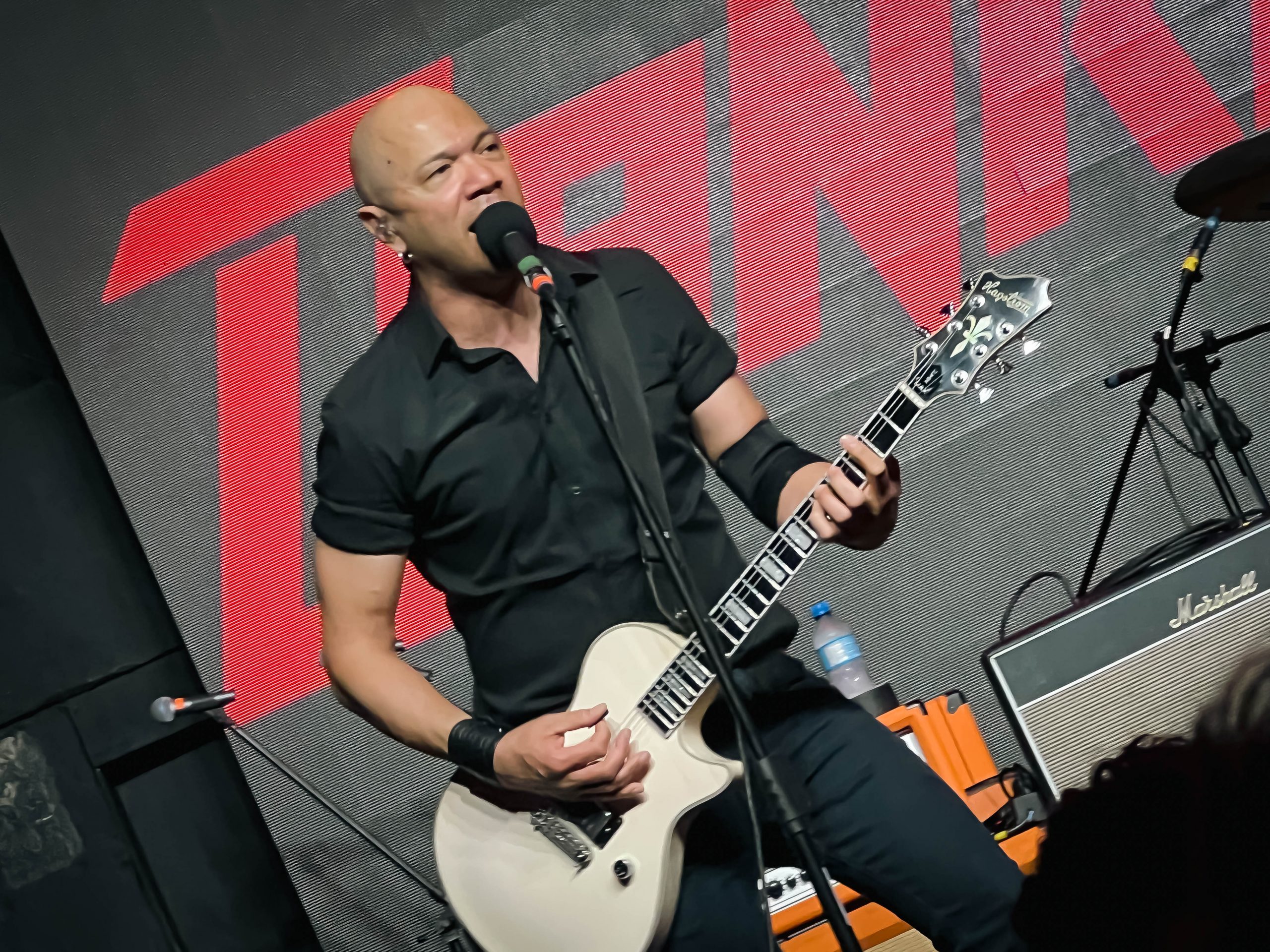 Parodiando o Kiss, trio canadense Danko Jones lança seu novo single, Diamond In The Rough
