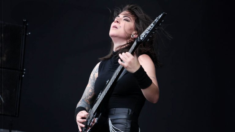 Banda brasileira de death metal Crypta anuncia saída da guitarrista Jéssica di Falchi