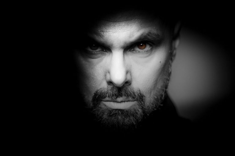 Roy Khan está de volta: o icônico vocalista anuncia show especial como co-headliner, colaborações e o relançamento de um clássico do metal