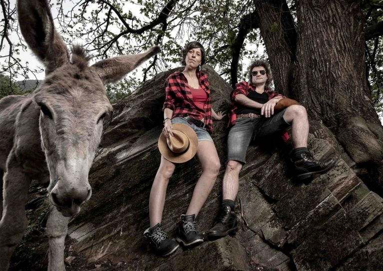 Powerhill mistura rock e humor rural com o novo single “Powerhill” e prepara álbum de estreia para junho