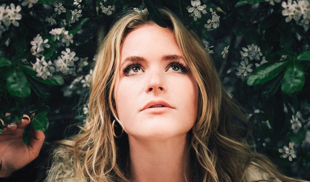 Lexi Berg: artista de soft rock lança single “In So Deep”