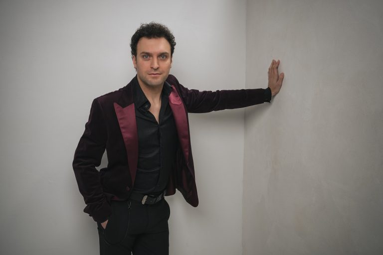 Jamie Alimorad: cantor de pop rock lança single “Fade Into You”