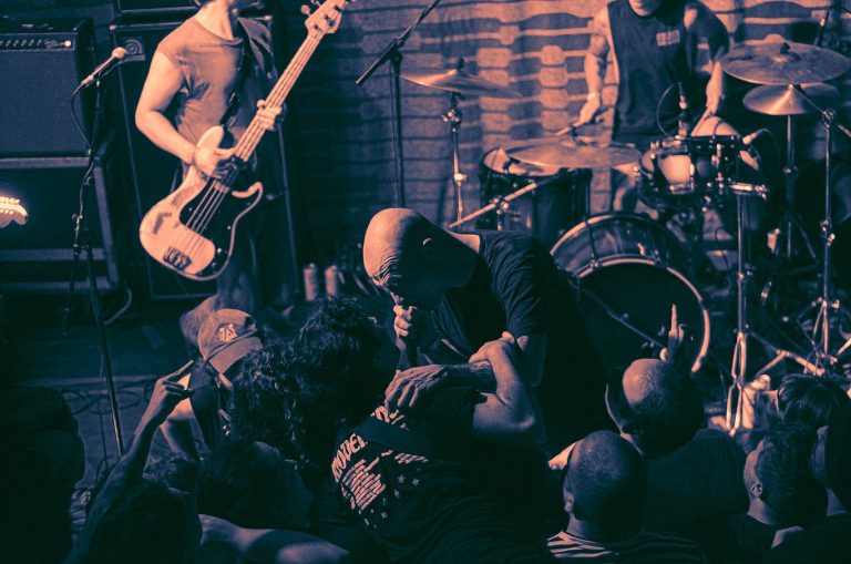 Explodindo confissões e sentimentos, o Touché Amoré se conecta ao público em SP