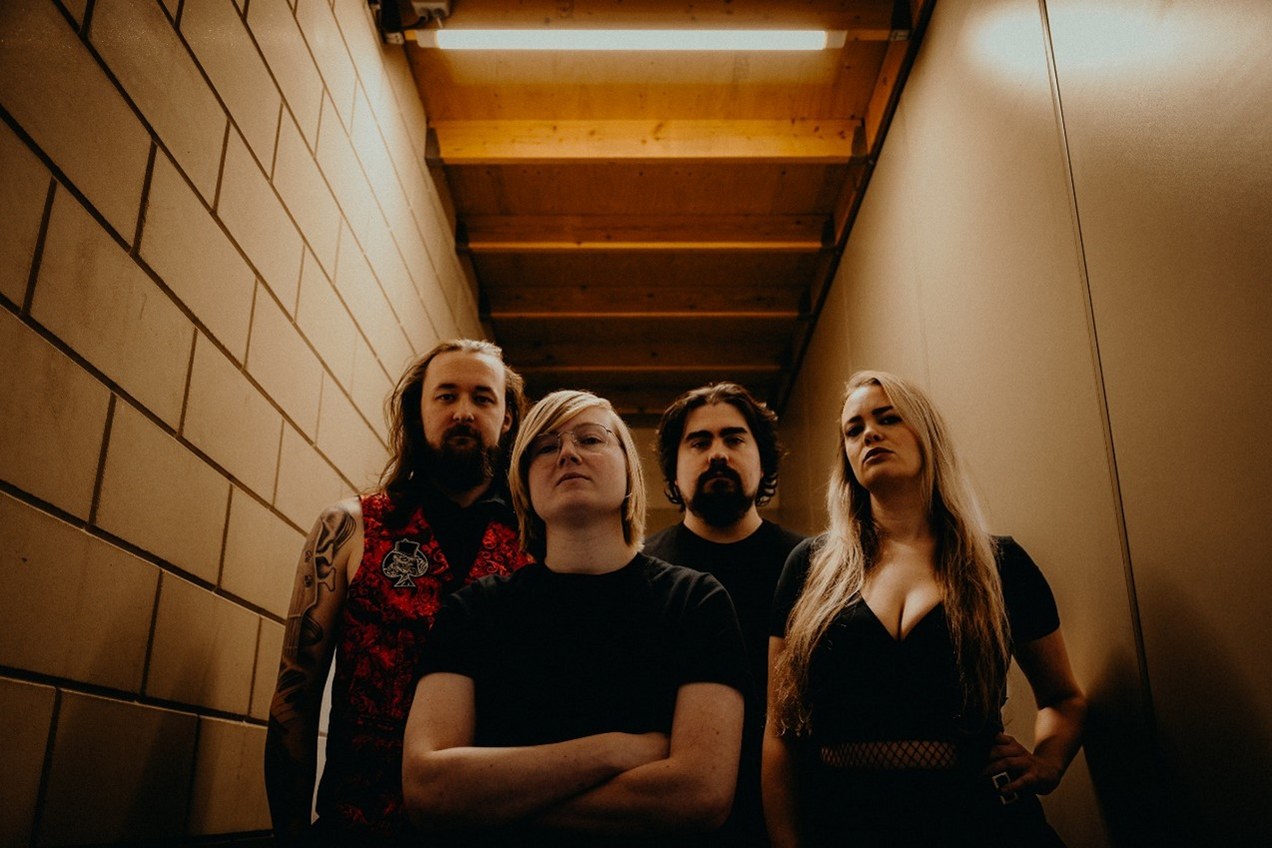 Queen of Spades lança novo single “Stagnant”, sobre os desafios da depressão Queen of Spades lança novo single “Stagnant”, sobre os desafios da depressão