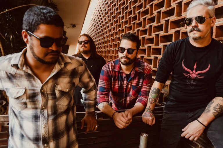 Risca Faca transforma bar de bairro em poesia embriagada no lyric video de “Cana Braba”