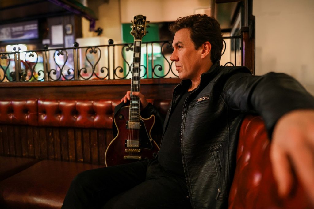 Joe Hodgson: após cinco anos de hiato, guitarrista entrega novo single “The Grass Is Greener”