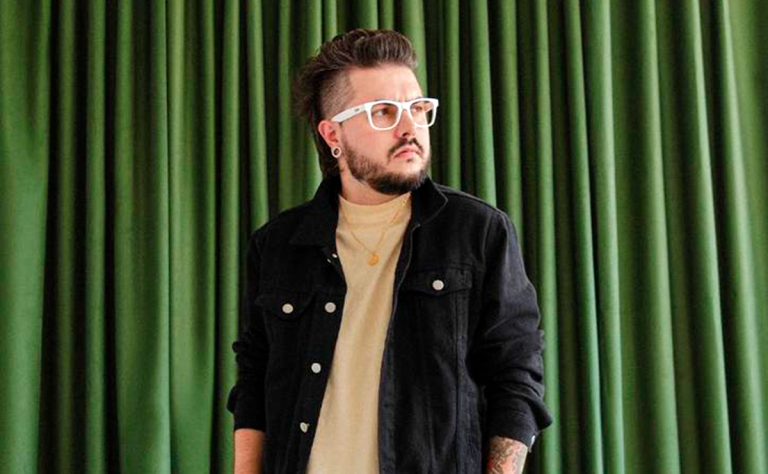 Pe Lanza celebra aniversário com show solo na Jai Club em São Paulo
