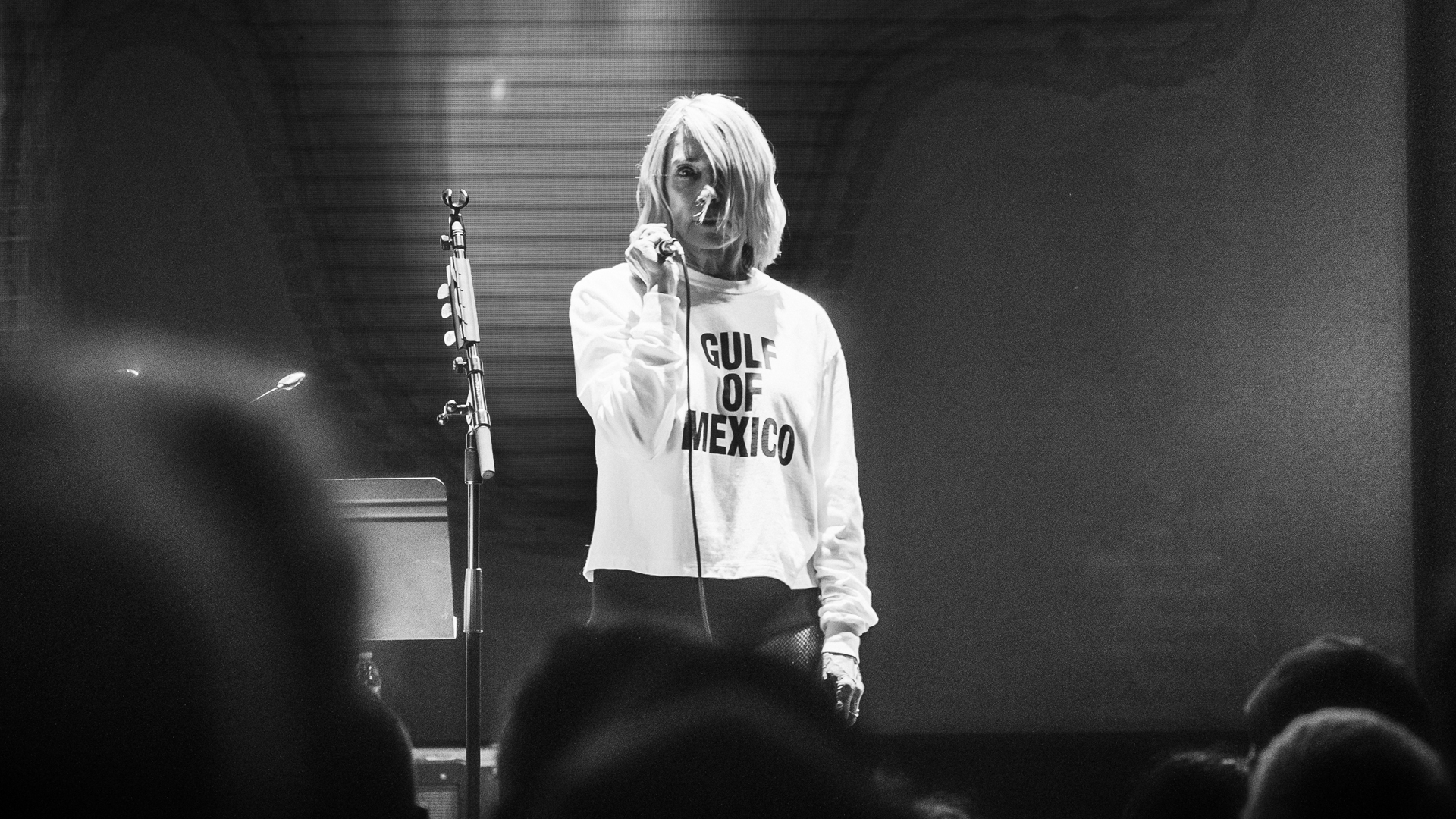 Kim Gordon reimagina “BYE BYE” com palavras censuradas pelo governo Trump