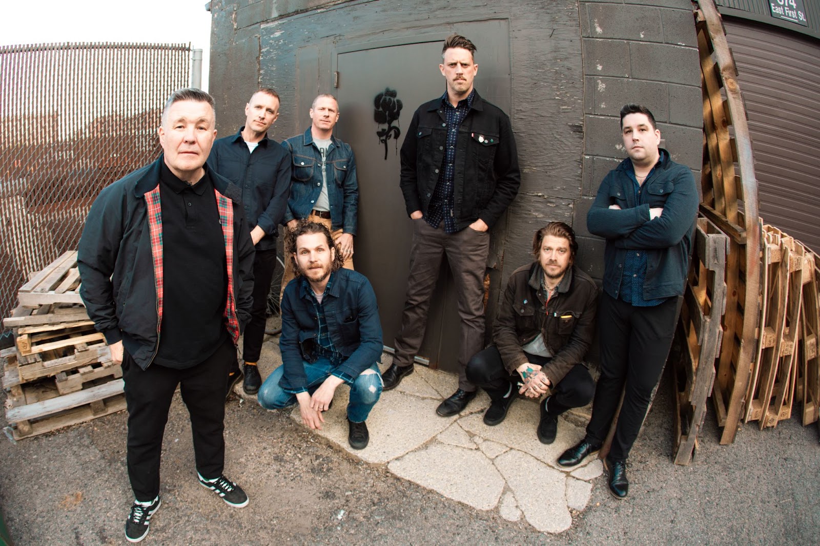 Dropkick Murphys lança álbum “For The People” com críticas sociais e retorno às raízes punk