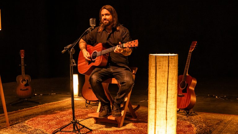 Fernando Quesada lança projeto “Acústico BR” com releituras do rock nacional