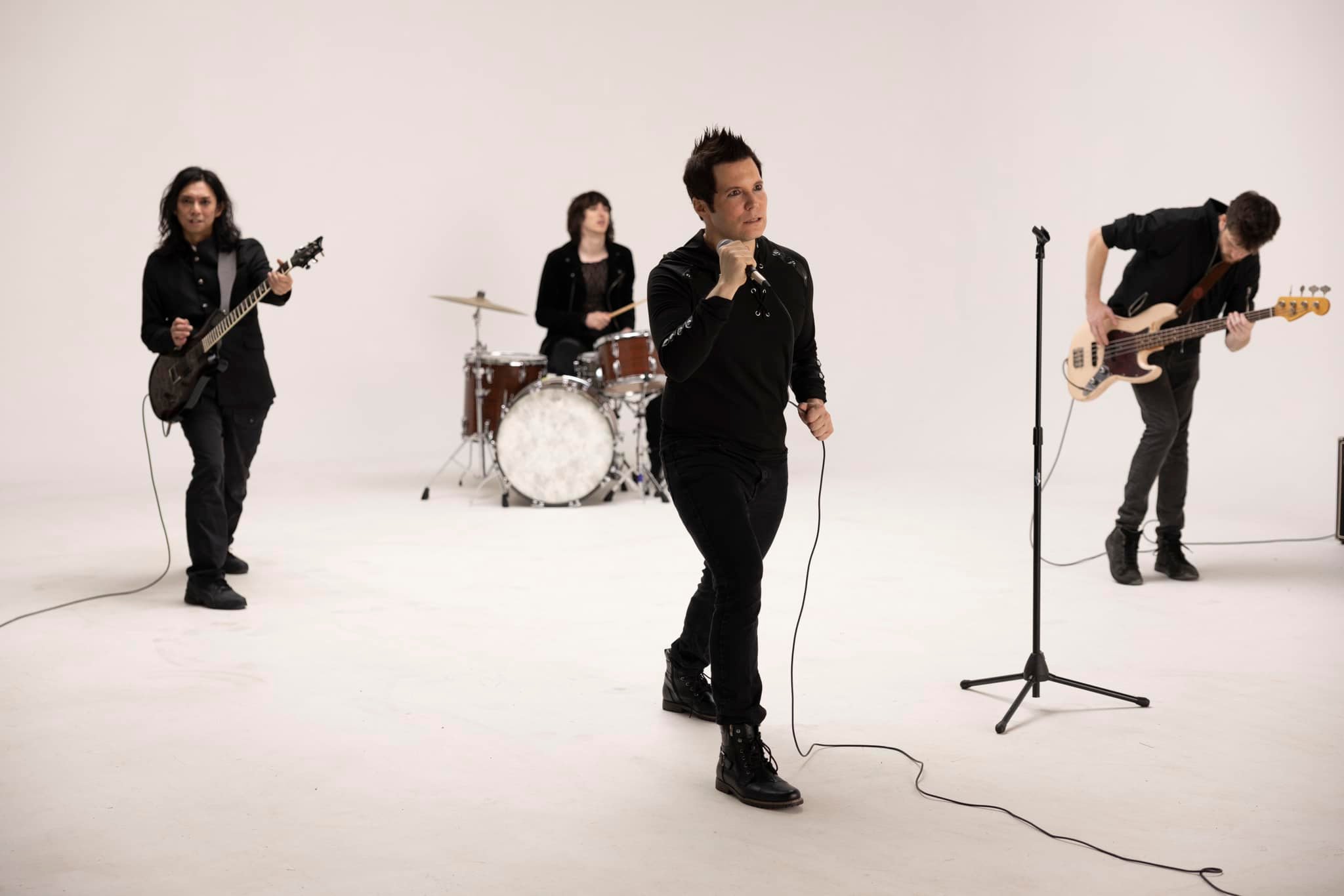 OurGlasszoo prova ritmo imparável no single “Shut Up”