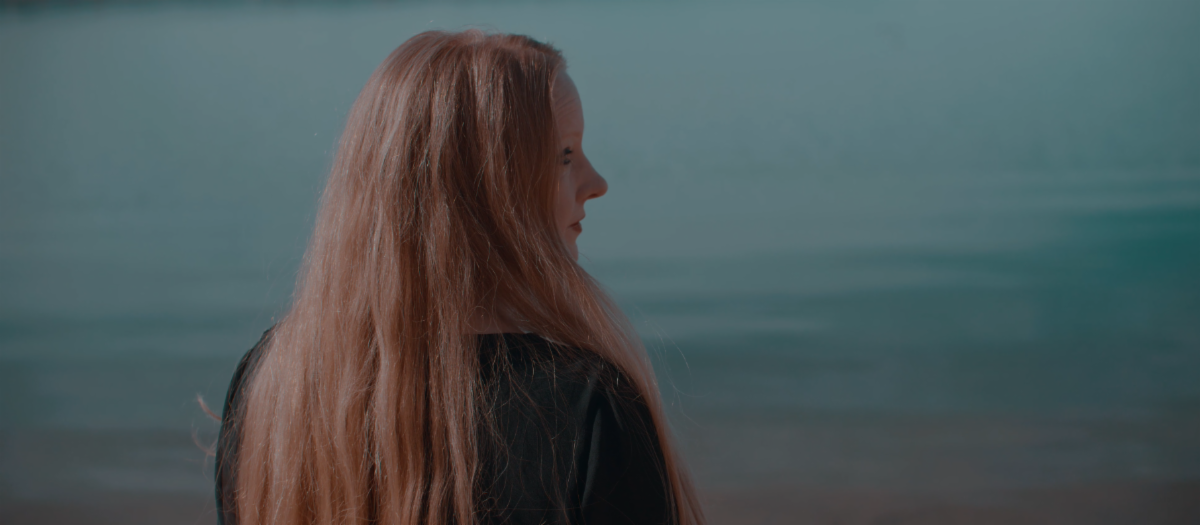 Talia Hoit lança single “Beautiful” em versão especial com faixas bônus e lyric video