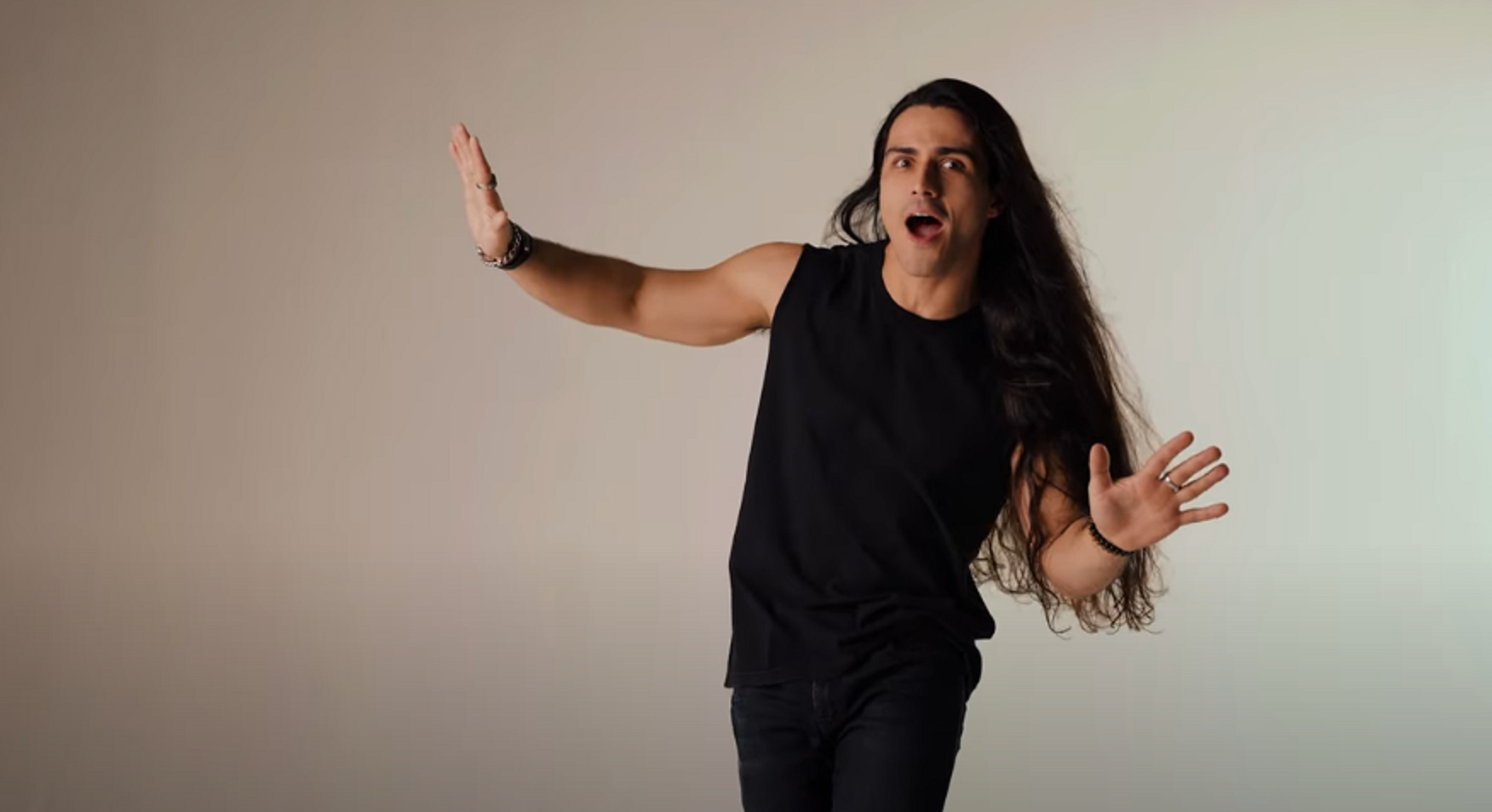 Edu Curti lança videoclipe de versão rock de “Cheia de Charme” do Guilherme Arantes