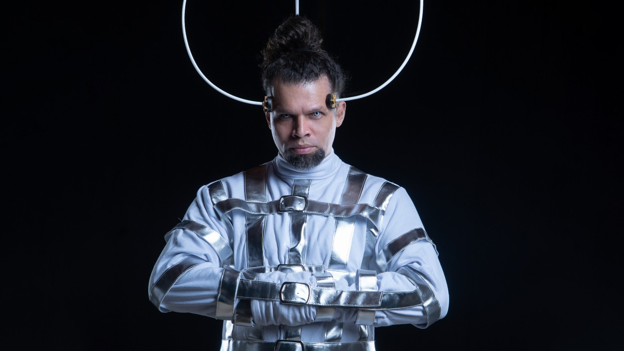 Danni Guerra lança “Bateria Infinita”, single é uma poderosa satiriza sobre dependência da vida digital