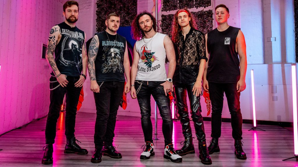 Skies Turn Black lança novo álbum Broken Hearts & Bad Habits