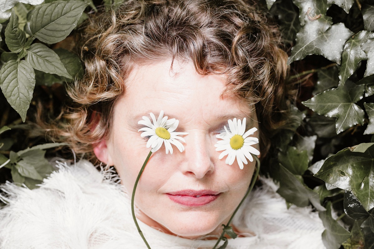 Third Girl From The Left lança single “Hollowed”