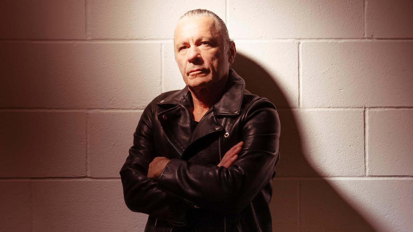 Bruce Dickinson lança novo lyric vídeo de “Gods of War”