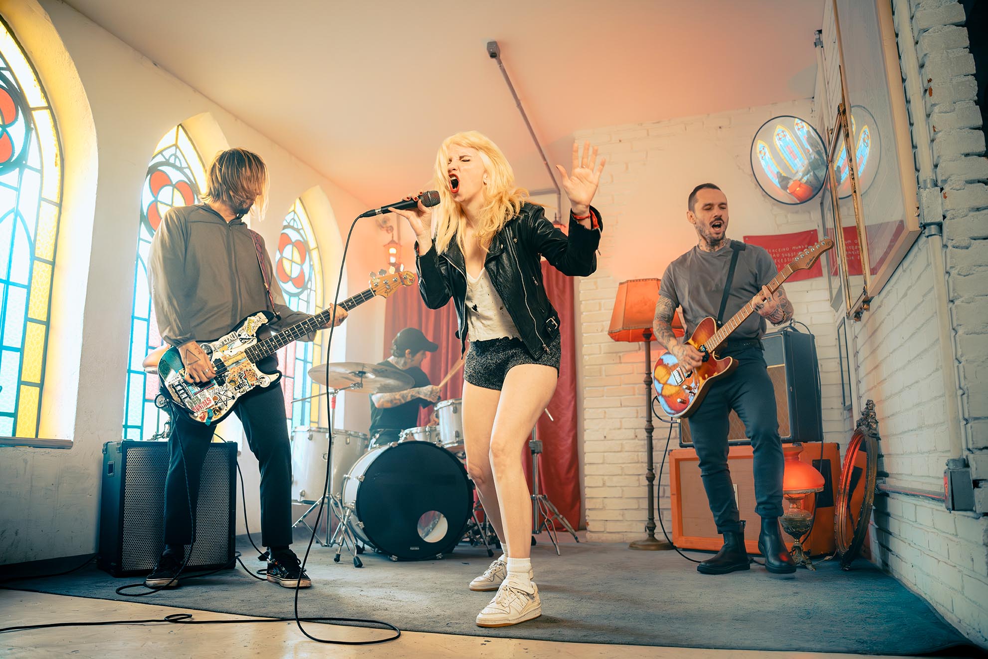 Deb and The Mentals lança EP “Old News” e videoclipe de “Together Again”